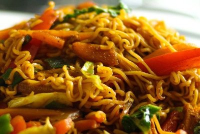 Aprenda a preparar em casa o yakisoba, um prato cl&aacute;ssico da culin&aacute;ria japonesa que combina macarr&atilde;o, legumes frescos e molho saboroso -  (crédito: Pexels)
