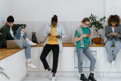 Muitos jovens ficam imersos na comunica&ccedil;&atilde;o digital, onde g&iacute;rias, abrevia&ccedil;&otilde;es e emojis redefinem a l&iacute;ngua portuguesa. -  (crédito: Pexels)