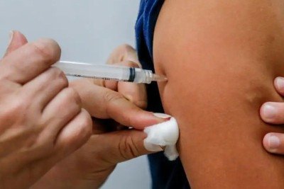 A vacina&ccedil;&atilde;o &eacute; fundamental na preven&ccedil;&atilde;o de doen&ccedil;as em &aacute;reas afetadas por enchentes, como ressaltam especialistas. -  (crédito: Paulo Pinto / Ag&ecirc;ncia Brasil)