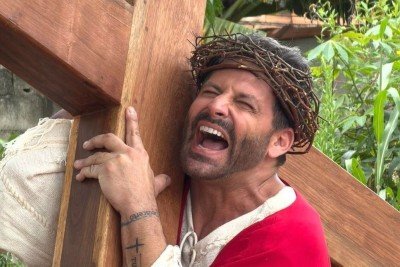 Henri Castelli, que tamb&eacute;m dirige "A Paix&atilde;o de Cristo", encena Jesus sob a coroa de espinhos e o peso da cruz para o espet&aacute;culo itinerante. -  (crédito: Divulga&ccedil;&atilde;o)