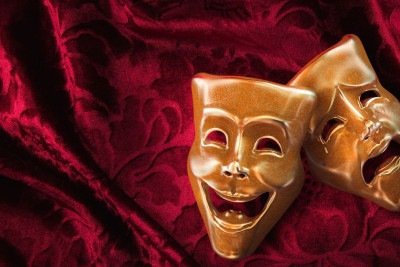 M&aacute;scaras de com&eacute;dia e trag&eacute;dia simbolizam a ess&ecirc;ncia do teatro, desde a concep&ccedil;&atilde;o &agrave; estreia do espet&aacute;culo. -  (crédito: fergregory de Getty Images Pro)