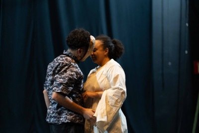 Atriz Sheila Em&iacute;lia e o dan&ccedil;arino Filipe Goulart durante ensaio de 'A mancha invis&iacute;vel' -  (crédito: Priscila Marcelino / Divulga&ccedil;&atilde;o)