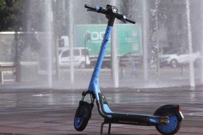 Os patinetes estão estacionados em alguns pontos que permitem a degradação dos bens. Esse, na Praça da Estação, tem recebido respingos da fonte de água do lugar  -  (crédito: Edesio Ferreira EM/D.A/ Press Brasil. Belo Horizonte. MG )