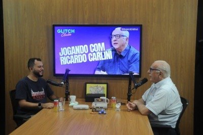 Ricardo Carlini e Leonardo Lima durante a grava&ccedil;&atilde;o do podcast Glitch Clube, quando o apresentador revelou ter comprado um PlayStation para jogar F1 -  (crédito: Alexandre Guzanshe)