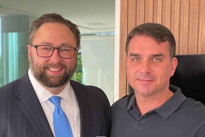 Jason Miller e Flávio Bolsonaro (PL) durante conferência conservadora nos EUA -  (crédito: Reprodução/Redes sociais: @JasonMiller no X)