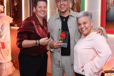 A atriz e humorista Cláudia Rodrigues participou de mais uma edição do Prêmio do Humor, realizada no Rio de Janeiro. Ela chegou acompanhada da empresária e namorada Adriane Bonato e foi recepcionada pelo apresentador e diretor geral do evento Fábio Porchat. -  (crédito: Divulgação/Site Oficial Prêmio do Humor
)