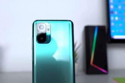 Sabe a sensação de que o celular está vibrando, mas, na verdade, não está? Isso se chama Síndrome da Vibração Fantasma. A pessoa acha que o aparelho vibrou, checa, mas não há há nenhum registro: nem de ligação nem de mensagem.  -  (crédito: Youtube/ 
TukEmperial
)