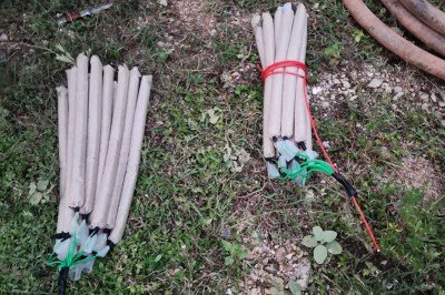 Durante a vistoria, foram encontrados 34 explosivos artesanais no garimpo desativado -  (crédito: PMMG/Reprodução)