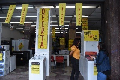 Lojas fizeram liquidações no inicio de ano, com descontos que bateram até 50%. Na foto, loja do Ponto Frio, no Centro de Belo Horizonte, com faixas de descontos -  (crédito: Gladyston Rodrigues/EM/D.A. Press)