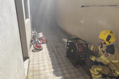 Incêndio atinge casa na região metropolitana de BH -  (crédito: Divulgação/Corpo de Bombeiros )