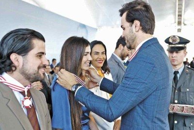 Presidente da Assembleia, Tadeu Leite condecorou Maria Clara Marra com a Medalha Presidente Juscelino Kubitschek em setembro de 2025 -  (crédito: ALEXANDRE NETTO/ALMG – 12/9/25)