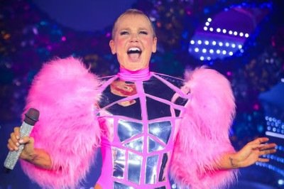 O espet&aacute;culo revisita fases da carreira de Xuxa, incluindo o "Xou da Xuxa", os programas "Xuxa park" e "Planeta Xuxa", al&eacute;m de filmes como "Lua de cristal" e o "Xuxa s&oacute; para baixinhos". -  (crédito: Manuela Scarpa/Reprodu&ccedil;&atilde;o)