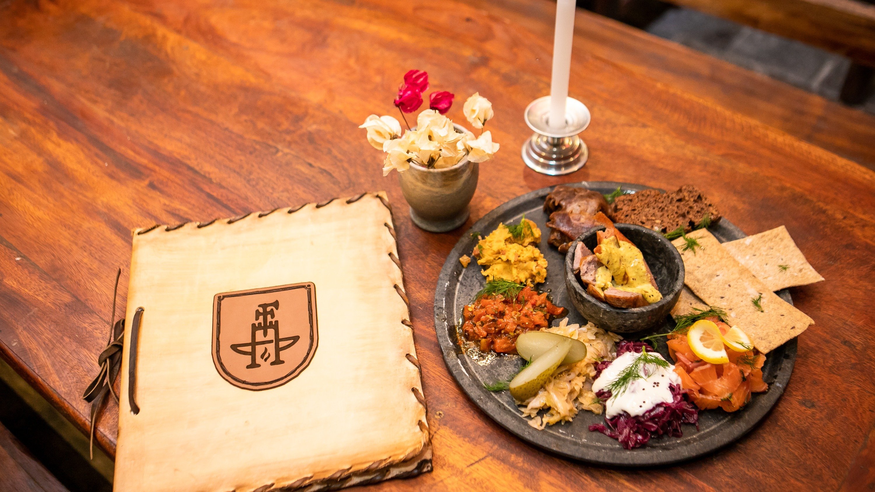 A Feira Medieval da Forja Taverna oferece uma experi&ecirc;ncia gastron&ocirc;mica r&uacute;stica em Belo Horizonte, com pratos variados -  (crédito: hiago Miranda/Divulga&ccedil;&atilde;o)