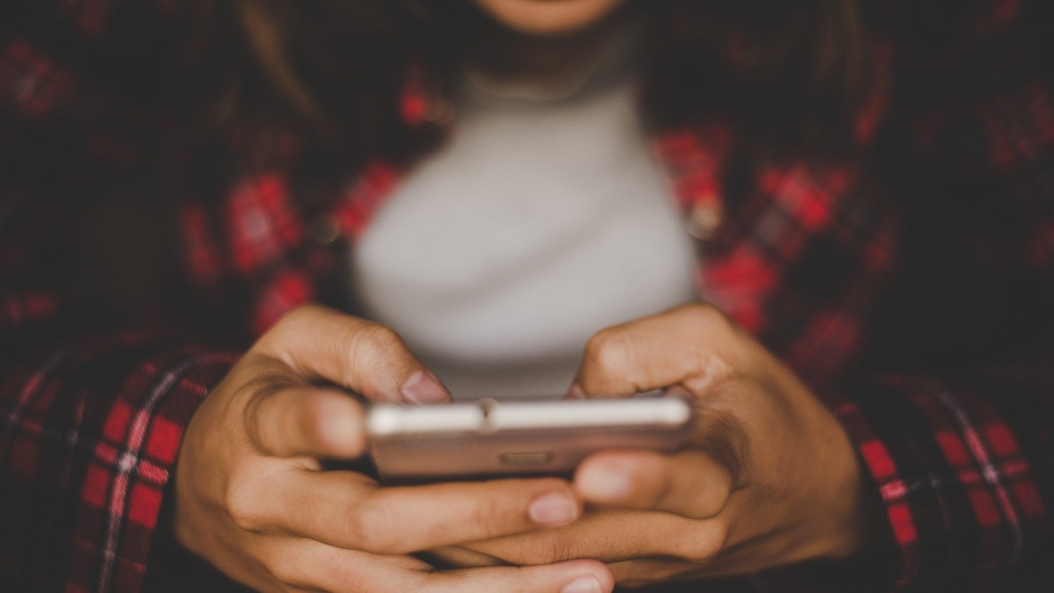 Vizinho suspeito: como denunciar atividades criminosas com segurança - jcomp/ Freepik 