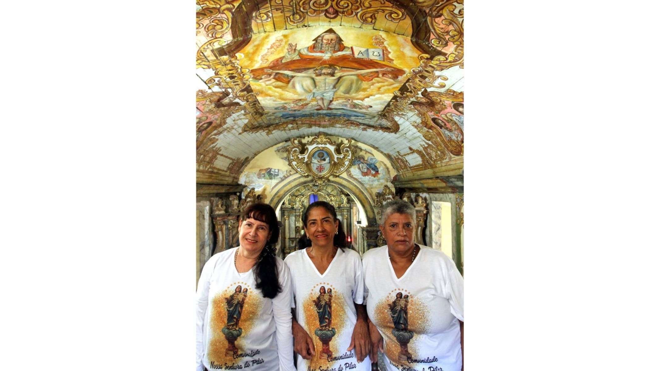 Vanilde Izabel da Cruz, Maria Terezinha de Jesus e Devair Oliveira Mendes na Capela Nossa Senhora do Pilar, em Sabará, na Região Metropolitana de BH