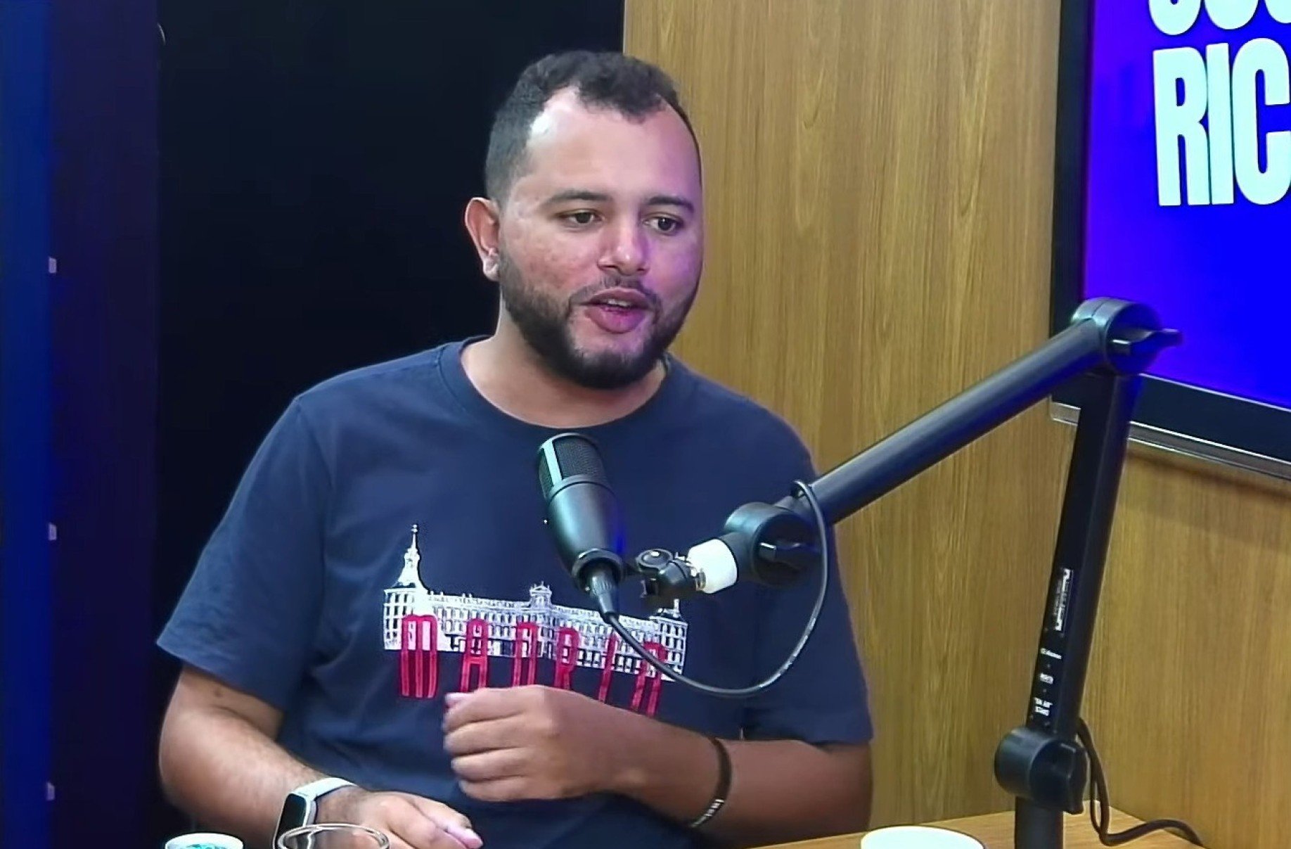 Ricardo Carlini e Leonardo Lima durante grava&ccedil;&atilde;o do podcast Glitch Clube, onde o apresentador revelou que comprou um PlayStation para jogar F&oacute;rmula 1