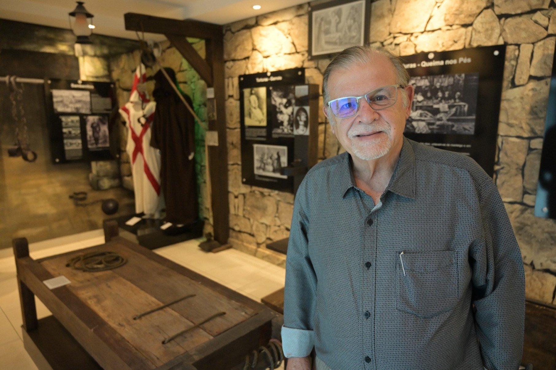 Marcelo Miranda Guimar&atilde;es, fundador do Museu da Hist&oacute;ria da Inquisi&ccedil;&atilde;o, em um dos recintos de aparelhos de tortura