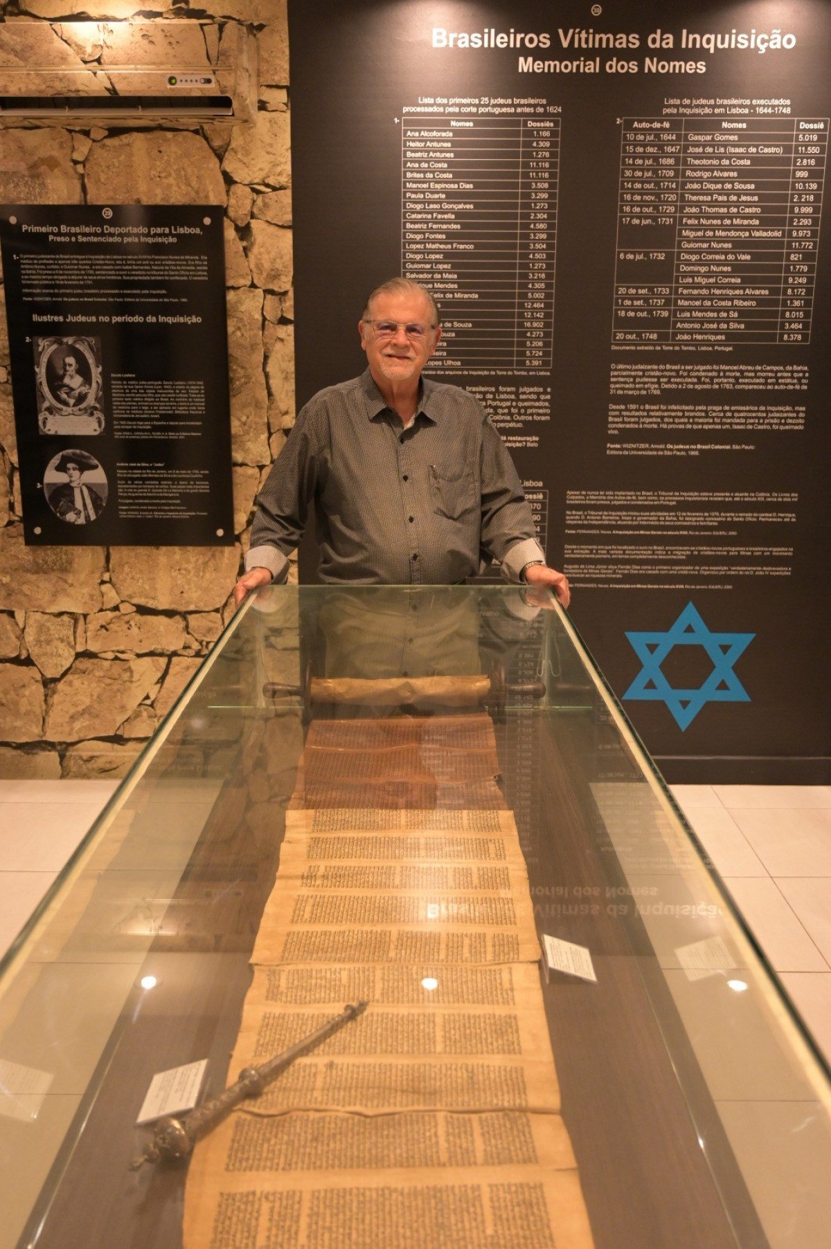 Entre os itens mais simb&oacute;licos do Museu da Hist&oacute;ria da Inquisi&ccedil;&atilde;o est&aacute; um fragmento de um rolo da Tor&aacute;, nome hebraico do Velho Testamento