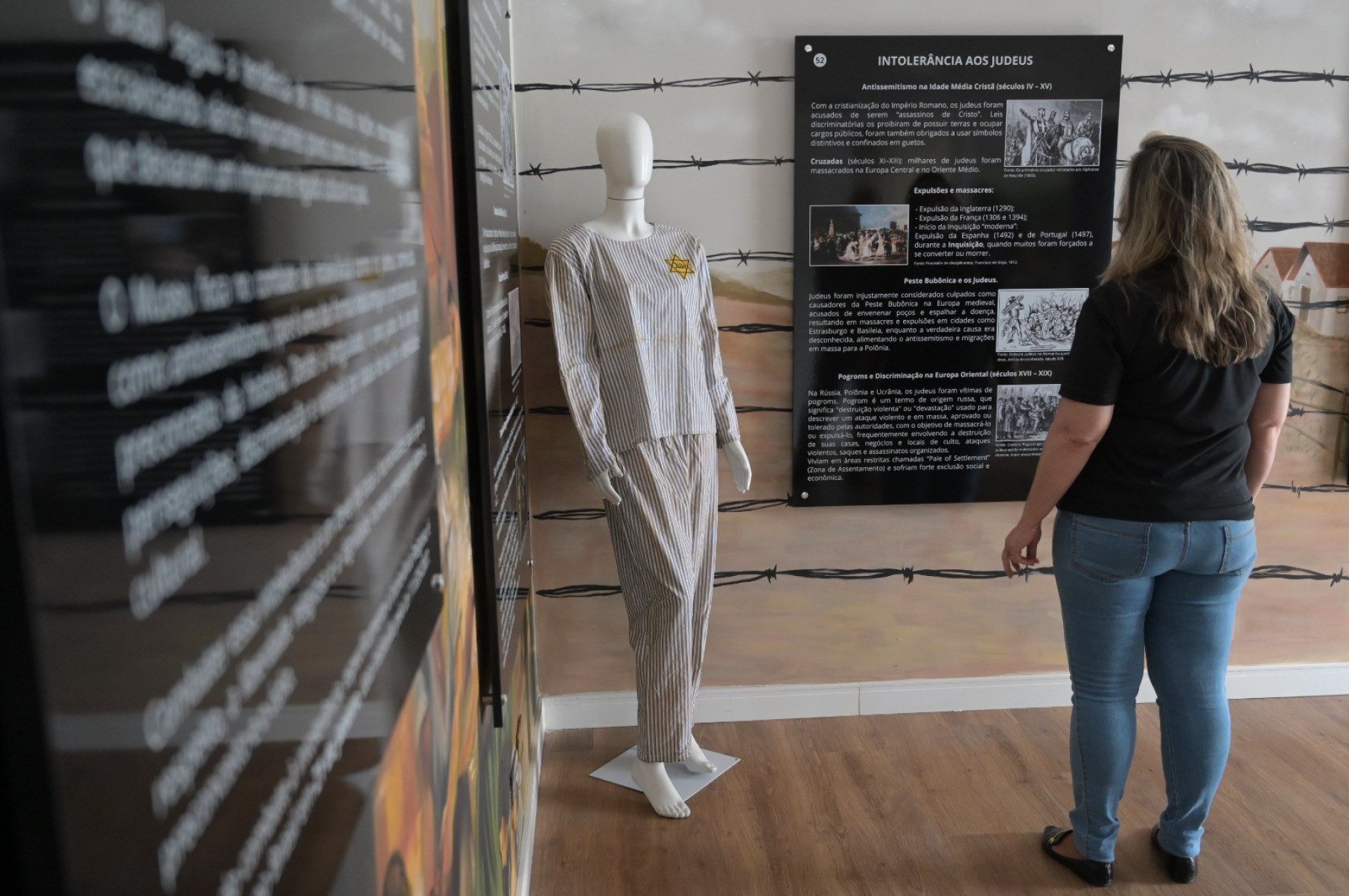 A exposi&ccedil;&atilde;o tamb&eacute;m re&uacute;ne r&eacute;plicas de instrumentos de tortura e execu&ccedil;&atilde;o utilizados na &eacute;poca, como o pol&eacute; e o garrote, que ilustram os m&eacute;todos empregados *na obten&ccedil;&atilde;o de confiss&otilde;es e na aplica&ccedil;&atilde;o da pena de morte