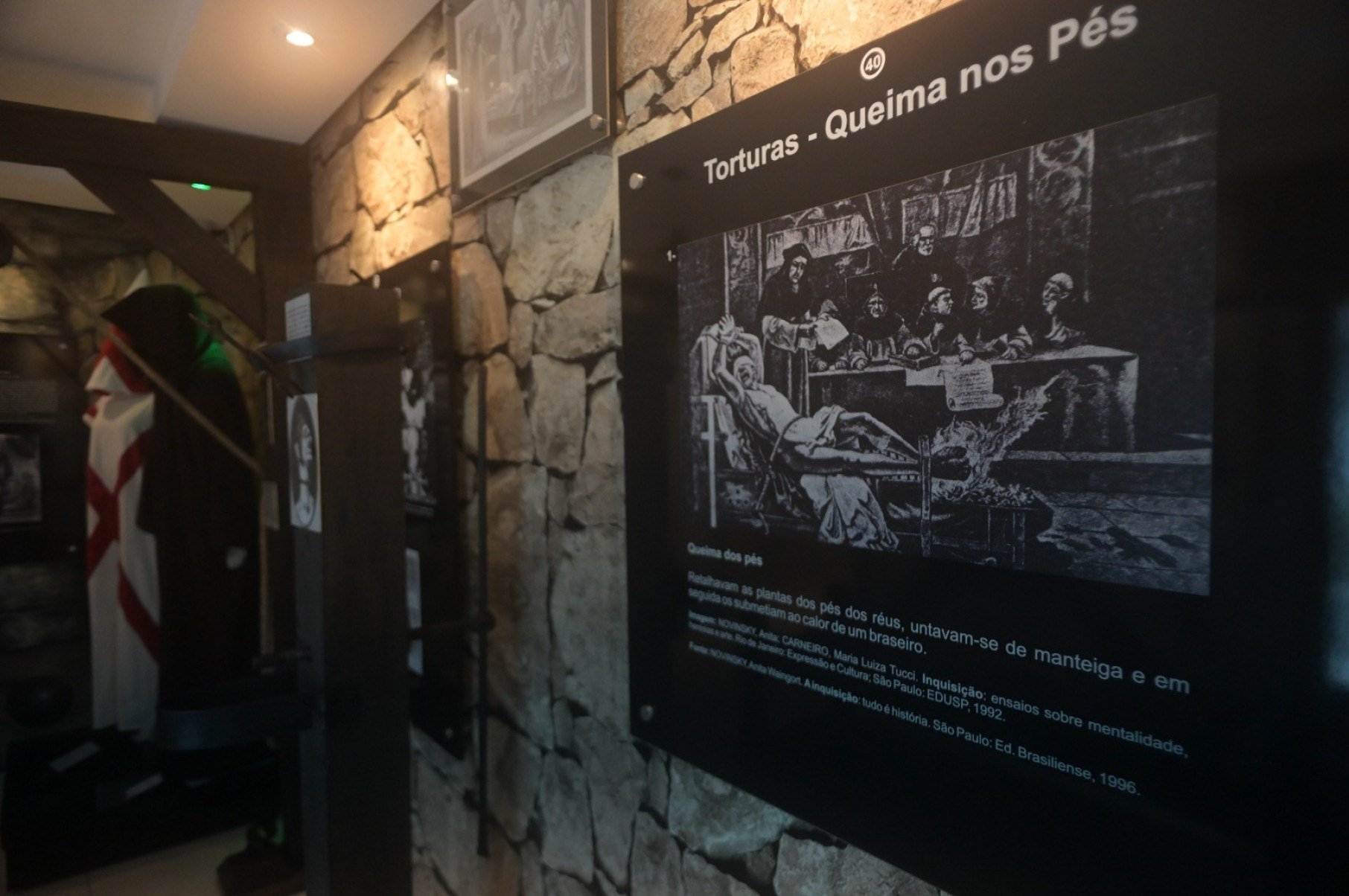 A exposi&ccedil;&atilde;o tamb&eacute;m re&uacute;ne r&eacute;plicas de instrumentos de tortura e execu&ccedil;&atilde;o utilizados na &eacute;poca, como o pol&eacute; e o garrote, que ilustram os m&eacute;todos empregados na obten&ccedil;&atilde;o de confiss&otilde;es e na aplica&ccedil;&atilde;o da pena de morte.