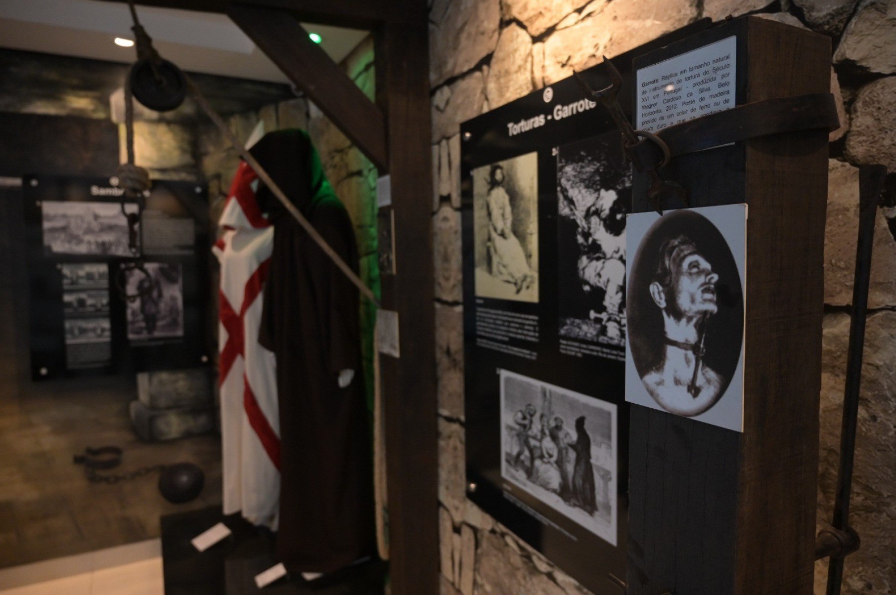 A exposi&ccedil;&atilde;o tamb&eacute;m re&uacute;ne r&eacute;plicas de instrumentos de tortura e execu&ccedil;&atilde;o utilizados na &eacute;poca, como o pol&eacute; e o garrote, que ilustram os m&eacute;todos empregados na obten&ccedil;&atilde;o de confiss&otilde;es e na aplica&ccedil;&atilde;o da pena de morte