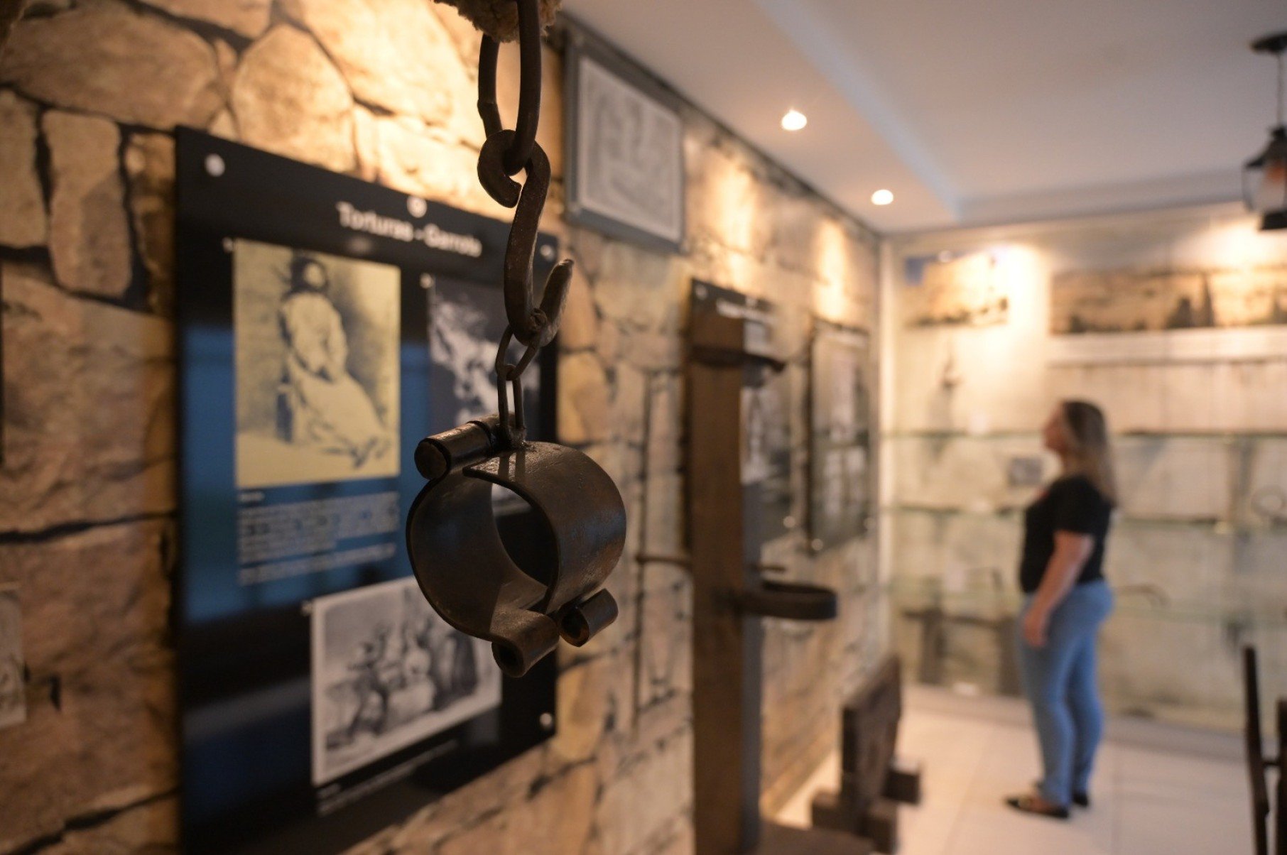 A exposi&ccedil;&atilde;o tamb&eacute;m re&uacute;ne r&eacute;plicas de instrumentos de tortura e execu&ccedil;&atilde;o utilizados na &eacute;poca, como o pol&eacute; e o garrote, que ilustram os m&eacute;todos empregados na obten&ccedil;&atilde;o de confiss&otilde;es e na aplica&ccedil;&atilde;o da pena de morte