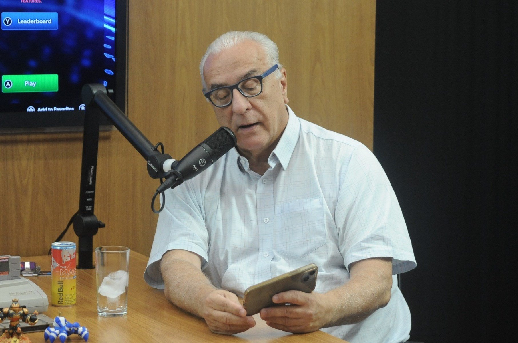 Ricardo Carlini e Leonardo Lima durante grava&ccedil;&atilde;o do podcast Glitch Clube, onde o apresentador revelou que comprou um PlayStation para jogar F&oacute;rmula 1