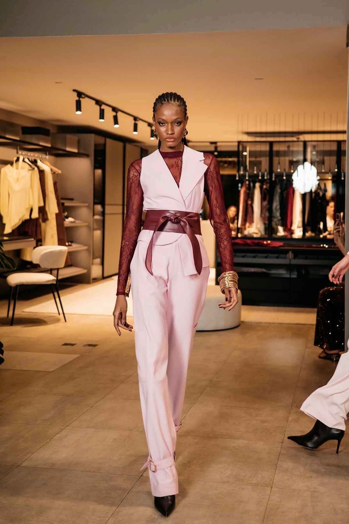 Isa Paes est&aacute; exibindo as roupas no espa&ccedil;o da Dell&acute;Anno, na Savassi