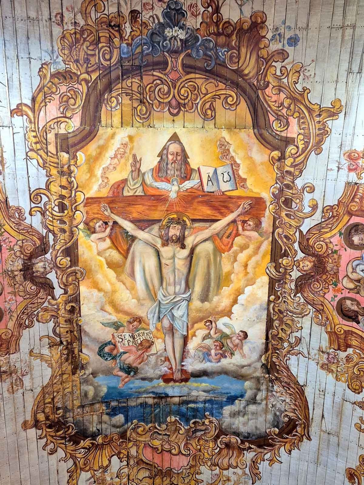No forro da capela Nossa Senhora do Pilar, em Sabar&aacute;, a Sant&iacute;ssima Trindade, com Deus Pai, Divino Esp&iacute;rito Santo e Cristo crucificado