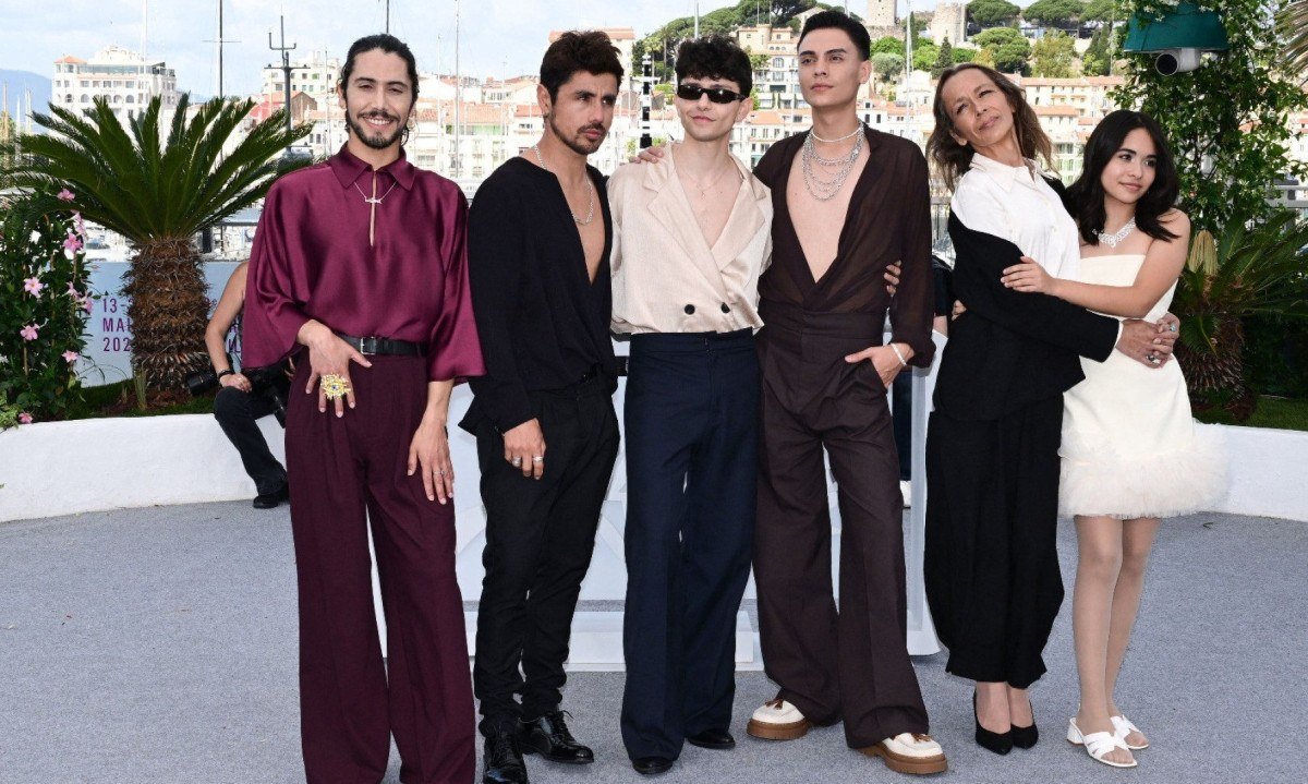 Os atores Francisco Diaz e Pedro Munoz, o cineasta Diego C&eacute;spedes e o ator Mat&iacute;as Catal&aacute;n com as atrizes Paula Dinamarca e Tamara Cort&eacute;s posam para foto no Festival de Cannes, que deu a 'O olhar misterioso do flamingo' o pr&ecirc;mio principal da mostra 'Um certo olhar' em 2025 