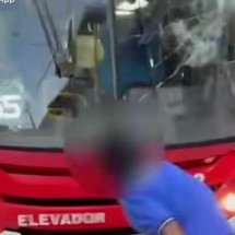Grande BH: homem joga pedras e quebra janelas de ônibus após acidente 