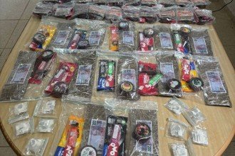 Os entorpecentes estavam organizados em "kits" que inclu&iacute;am, al&eacute;m da droga, barras de chocolate -  (crédito: PMMG/Divulga&ccedil;&atilde;o)
