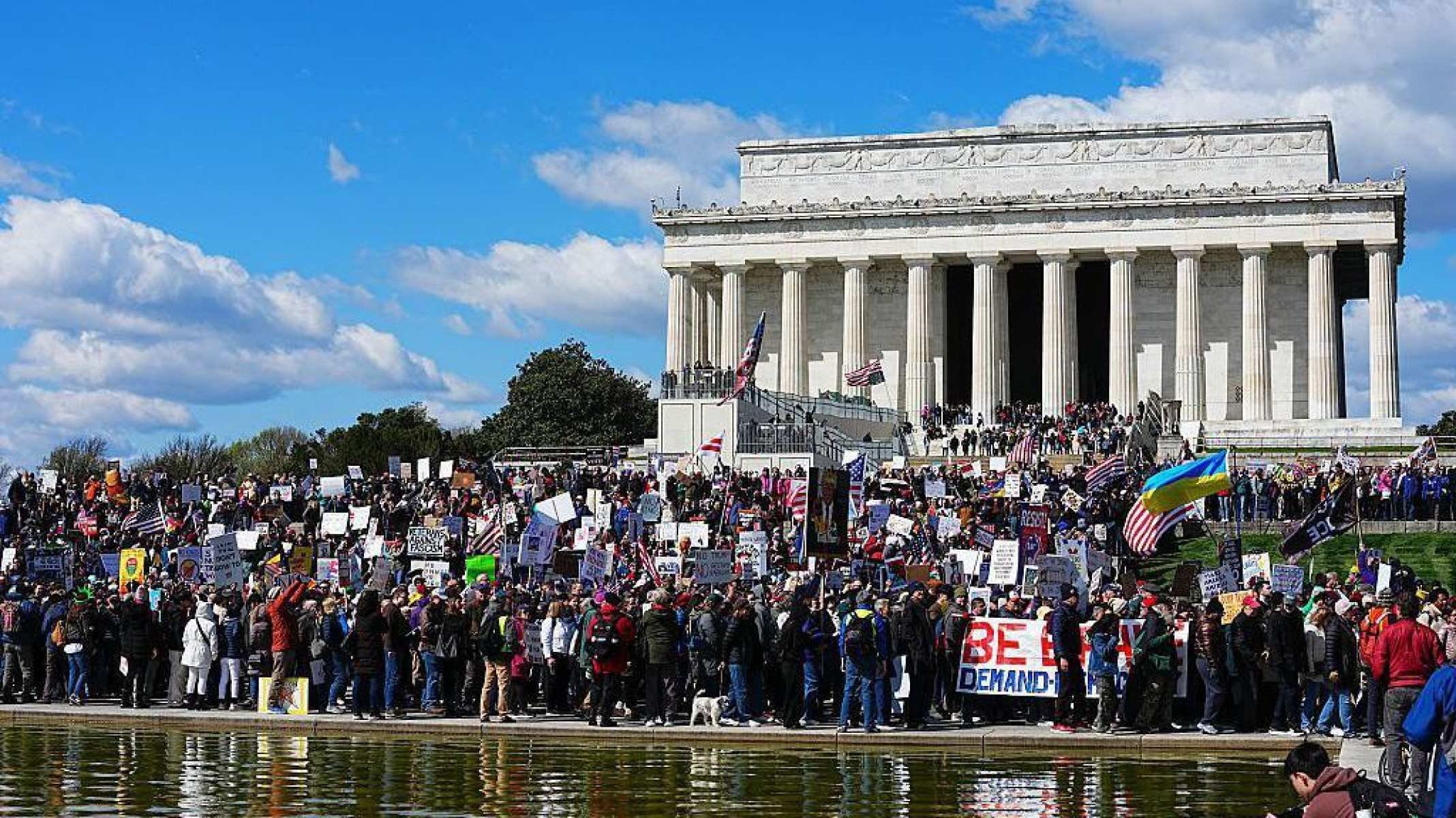 Manifestantes marcham pela ponte de Arlington, na Virgínia, em direção a Washington DC -  (crédito: Getty Images)