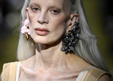 Modelo americana Kristen McNemany no desfile da Miu Miu na Paris Women Fashion Week, no &uacute;ltimo dia 10 de mar&ccedil;o -  (crédito: Julien de Rosa/AFP)