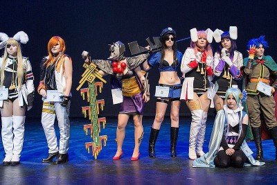 Cosplay é mais do que vestir uma fantasia: é a arte de dar vida a personagens da cultura pop. Surgido nos Estados Unidos nos anos 1930, em convenções de ficção científica, e popularizado no Japão nas décadas de 1970 e 1980, tornou-se um fenômeno cultural global. Hoje, é símbolo de criatividade, identidade e paixão, reunindo fãs em eventos que celebram animes, mangás, filmes, séries e games. -  (crédito: Matias Tukiainen wikimedia commons)