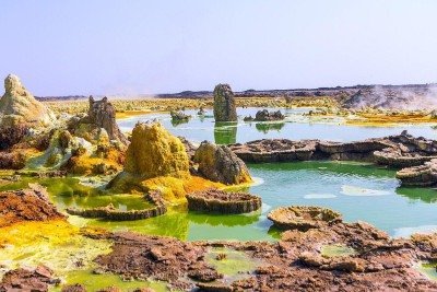 A Depressão de Danakil, na Etiópia, é considerada um dos lugares mais extremos e bizarros da Terra. Com temperaturas que podem chegar a 60?°C e intensa atividade vulcânica, o local combina sal, enxofre e minerais em paisagens de beleza inquietante. Reconhecida como um dos ambientes mais inóspitos do planeta, Danakil é também um laboratório natural para compreender os limites da vida e da geologia. -  (crédito: Ara?t?rmac? Ekanr?n wikimedia commons)