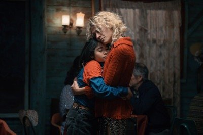 Flamingo (Matías Catalán) luta para criar e proteger a filha Lidia (Tamara Cortés) da violência transfóbica de vila mineradora ao Norte do Chile -  (crédito: Imovision/divulgação)