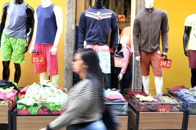 No caso de combinar condições com o vendedor (quando a loja não oferece a política de troca), é importante registrar de alguma maneira esse acordo para poder apresentar ao Procon em caso de não cumprimento.  -  (crédito:  Tânia Rego/Agência Brasil)