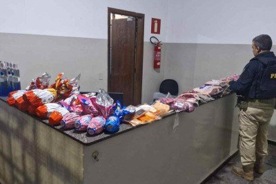 PRF apreendeu mercadorias que foram furtadas em supermercado de Arax&aacute; durante abordagem trecho pr&oacute;ximo a Par&aacute; de Minas -  (crédito: PRF/Divulga&ccedil;&atilde;o)