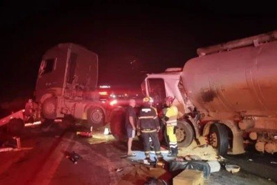 Gr&aacute;vida morre em acidente envolvendo quatro carretas na BR-365, em MG -  (crédito: CBMMG/Divulga&ccedil;&atilde;o)
