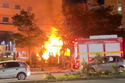 Os bombeiros est&atilde;o no local. Ainda n&atilde;o h&aacute; informa&ccedil;&otilde;es sobre o que provocou o inc&ecirc;ndio -  (crédito: Arquivo pessoal )