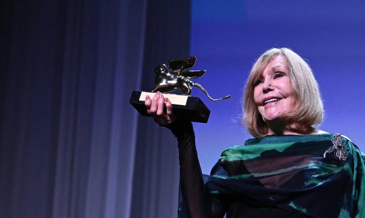Kim Novak segura trof&eacute;u que ganhou no Festival de Veneza, em setembro de 2025