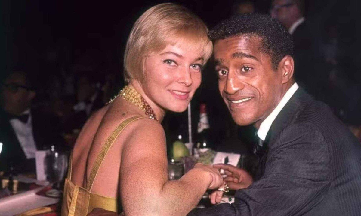 Kim Novak e Sammy Davis Jr. olham para a c&acirc;mera sorrindo