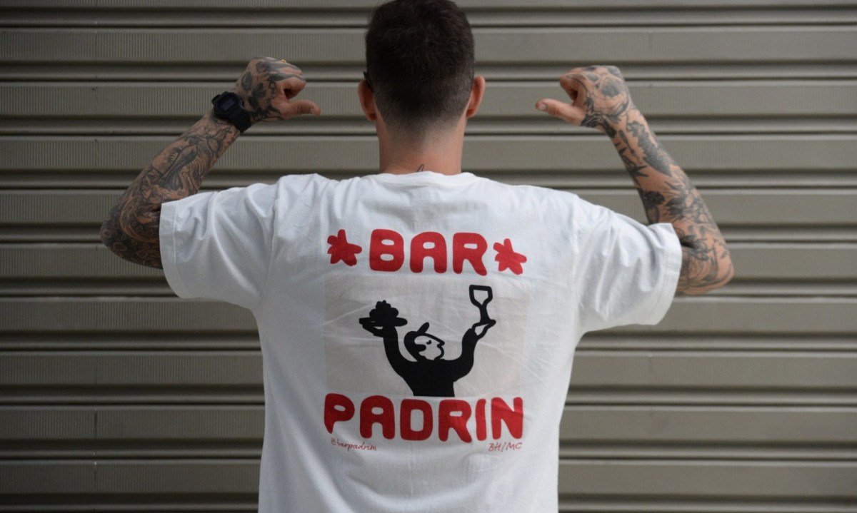 Al&eacute;m das blusas, Daniel Tassi, do Bar Padrin, pensa em produzir itens como chaveiros, isqueiros, moletom, ecobags e copos