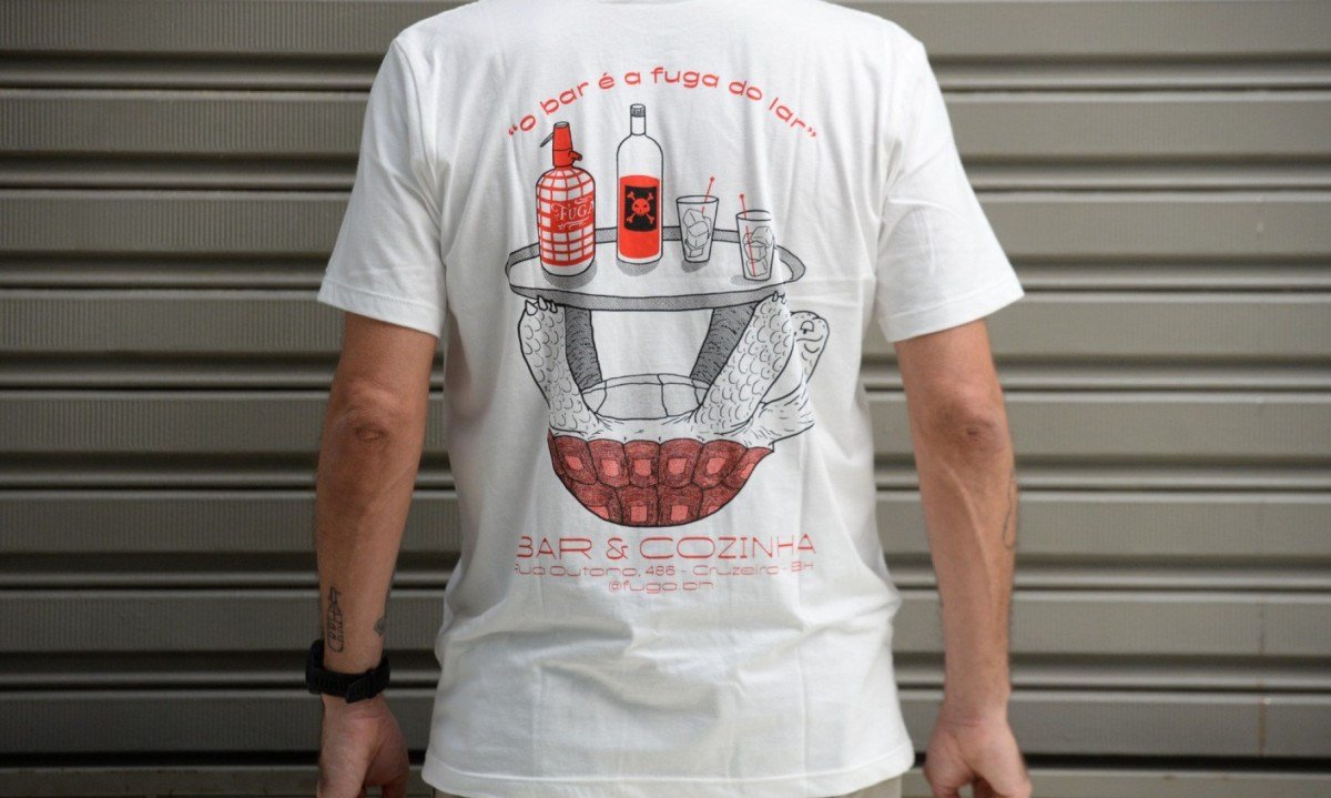 Nicol&aacute;s Bollini veste a camiseta do seu bar, Fuga, que tem como s&iacute;mbolo uma tartaruga que bebe vermute