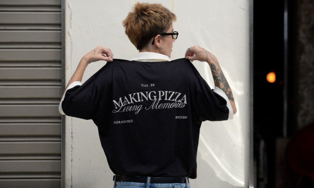 Escritos no uniforme do Viz&uacute;, de Maf&ecirc; Manna, se relacionam com a proposta da casa: fazer pizza e criar mem&oacute;rias