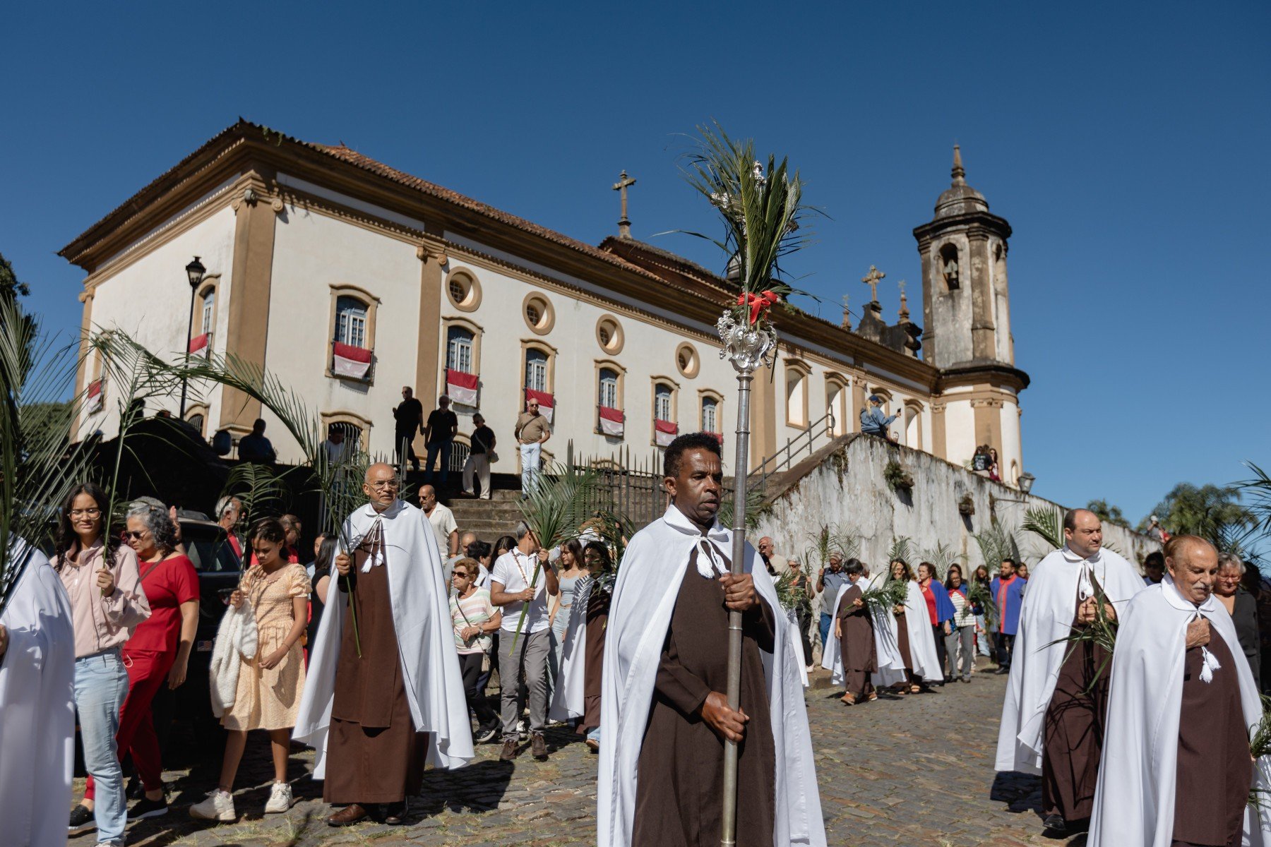 Na foto, passagem da procissão em frente a Igreja de Nossa Senhora do Rosário    