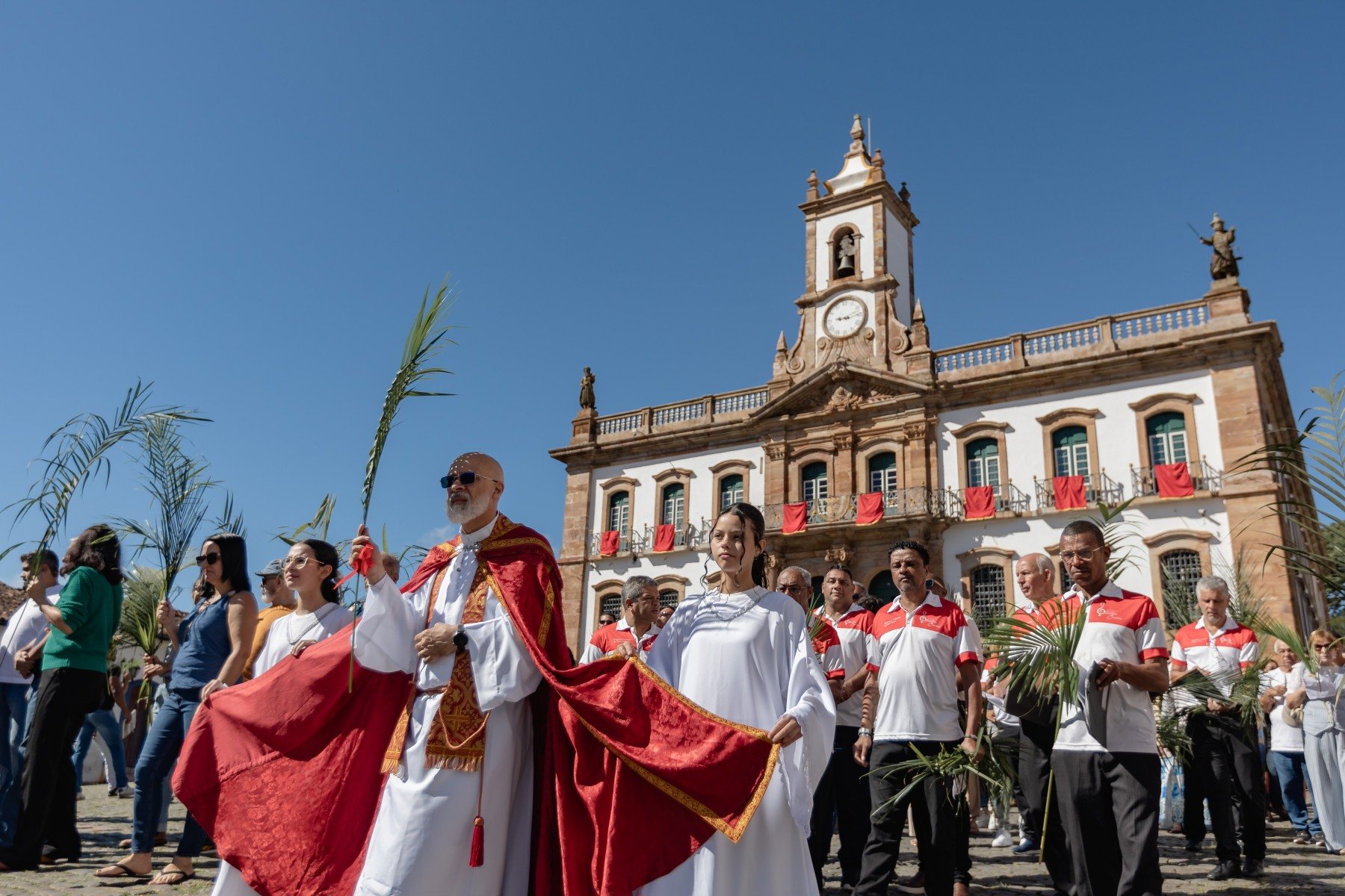 Na foto, passagem da procissão em frente a Igreja de Nossa Senhora do Rosário    