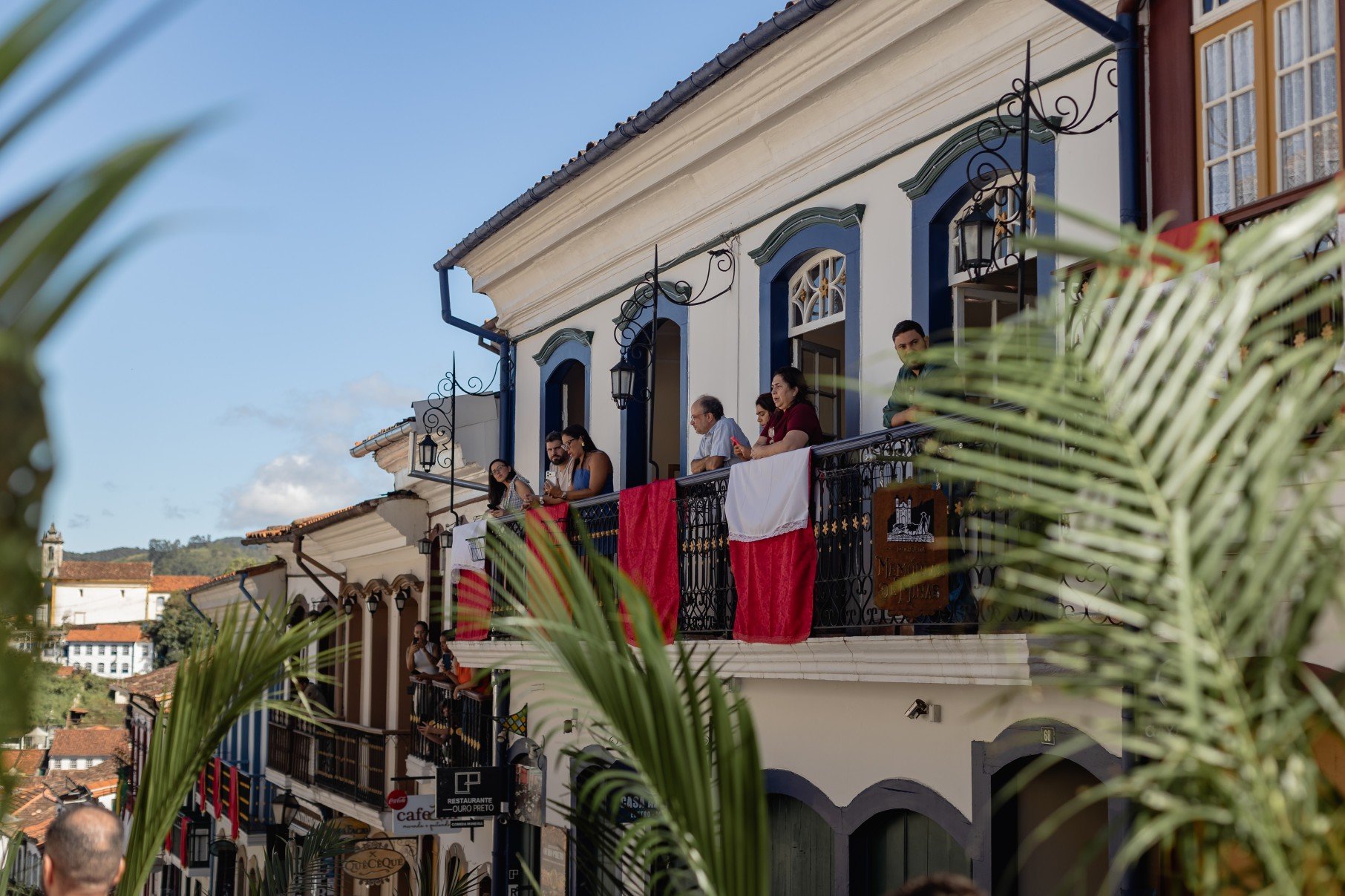 A procissão reuniu moradores e visitantes em um ato de fé, tradição e preservação cultural