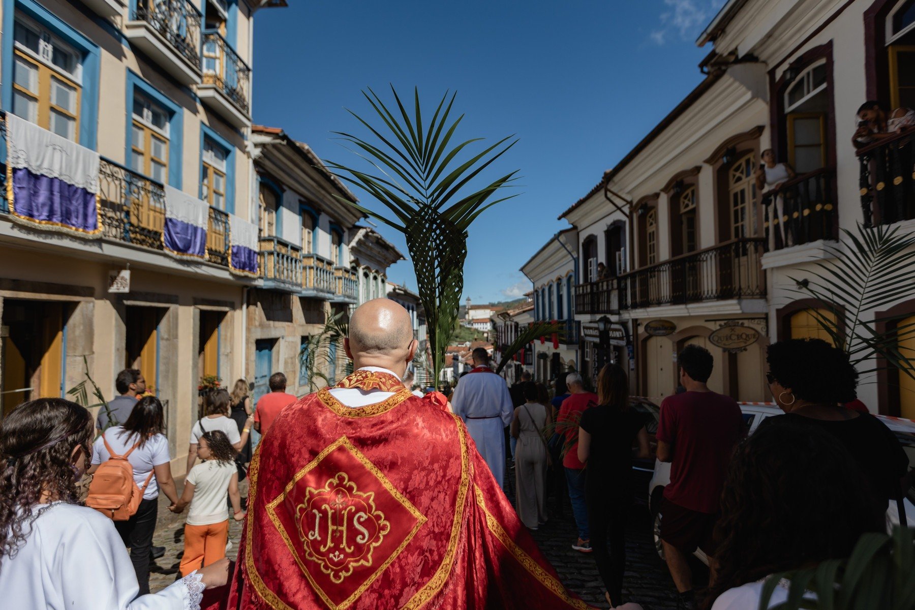 A procissão percorreu as ruas históricas da cidade, saindo da Igreja de Nossa Senhora do Carmo para a Basílica de Nossa Senhora do Pilar, reunindo moradores e visitantes em um ato de fé, tradição e preservação cultural
